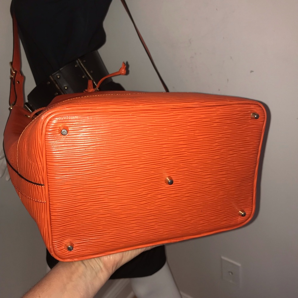 Spectacular vintage Siso epi leather orange drawstring bucket LARGE embo… - Picture 8 of 8